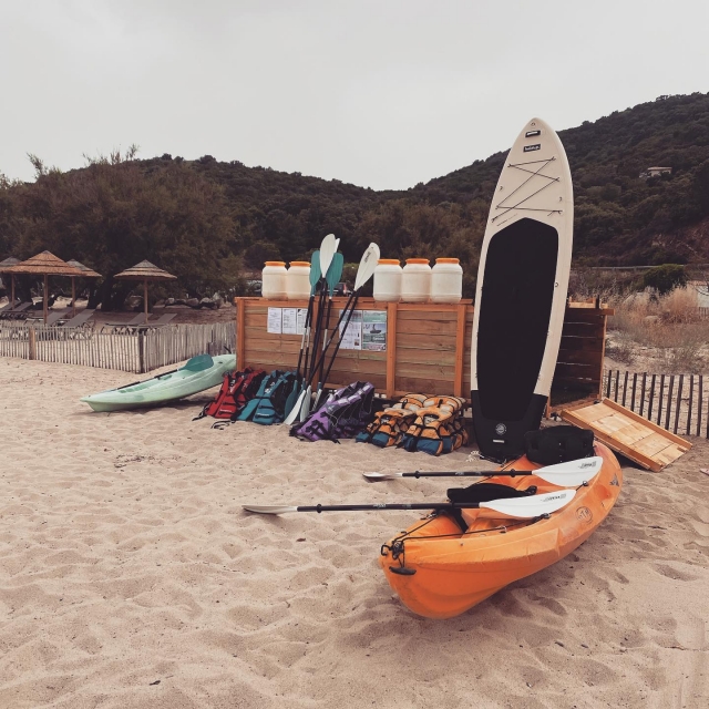  Equipo de kayak en la playa 