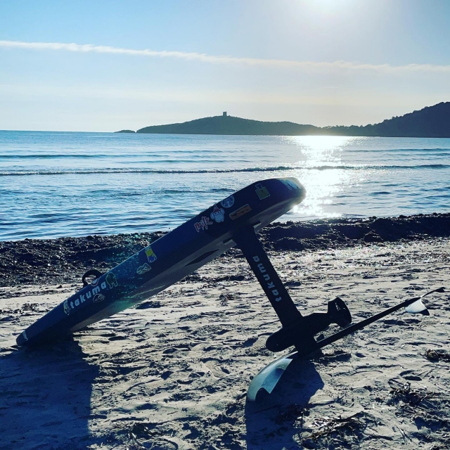  Stand up paddle colocado en la orilla del agua 