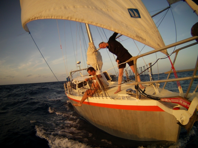  dos hombres en velero 