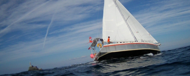  Velero en mar abierto entre las olas 