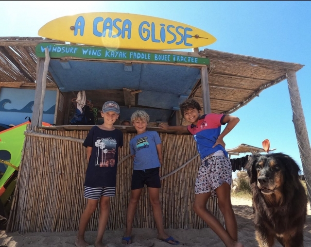  Children in front of the A Casa Glisse reception hut 