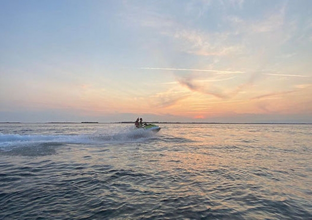  Segeln bei Sonnenuntergang 