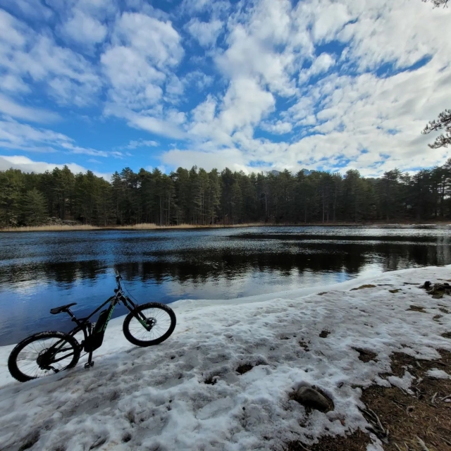 Vélo au bord d'un lac enneigé