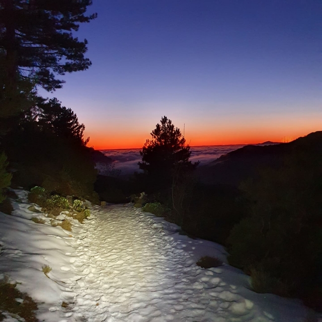  夜间山地自行车日落