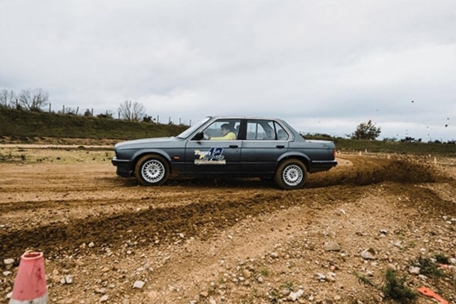  Carro em circuito de terra 