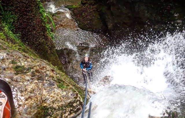  Großer Wasserfall zwischen den Klippen 
