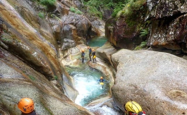  Natürliches Bad aus klarem Wasser Wasser zwischen den Felsen 