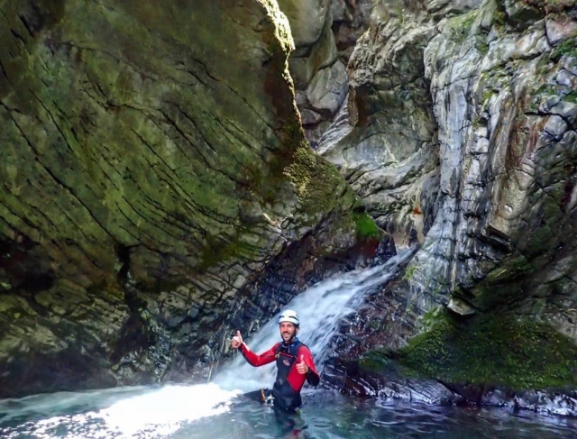  Schwimmen am Grund des Flusses