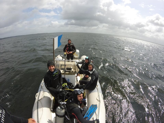  Todos no barco, prontos para mergulhar!  