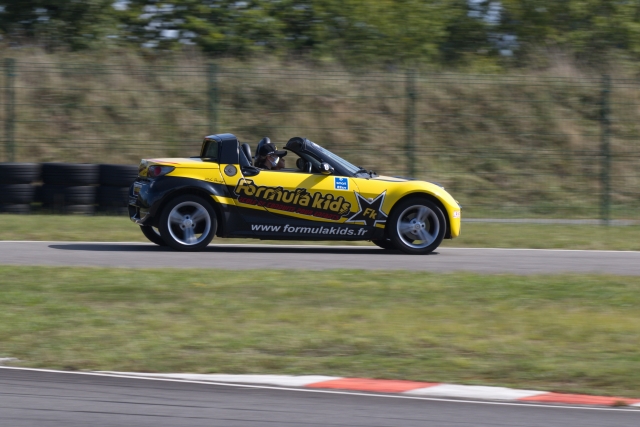  Smart Roadster 在赛道上全速行驶！ 