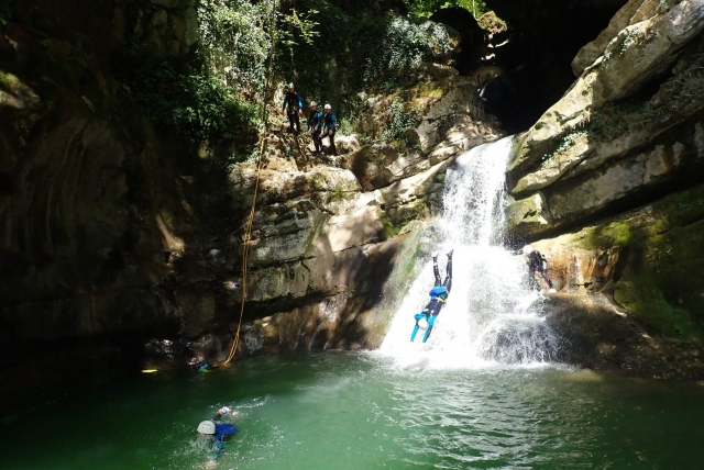  We jump into the water without hesitation! 