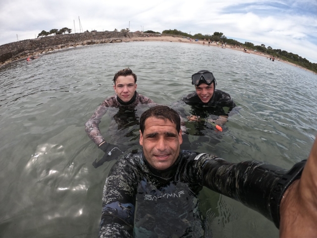  Entrenamiento de buceo acompañado de un instructor 