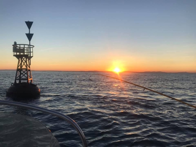  Sesión de pesca durante la puesta de sol 
