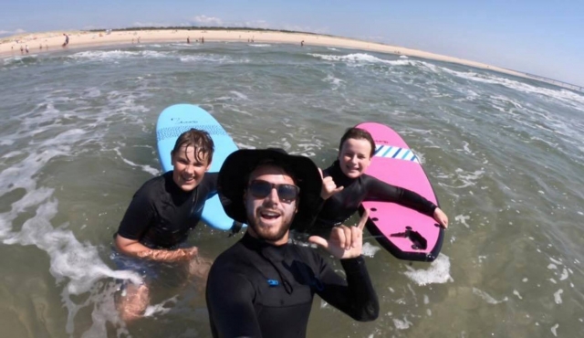  Momento divertido durante uma sessão de surf 