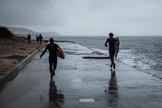  Partida para a aula de surf!  