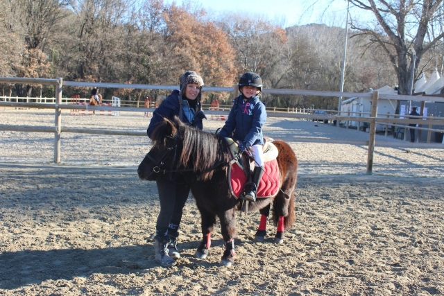  Un partecipante su un pony. 