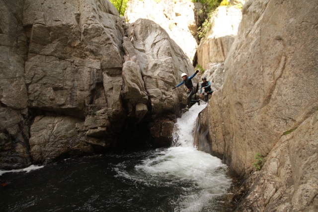 Le grand saut dans les eaux vives de Tarascon sur Ariège