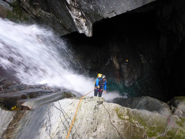 Accrochez-vous bien pour la descente en rappel 