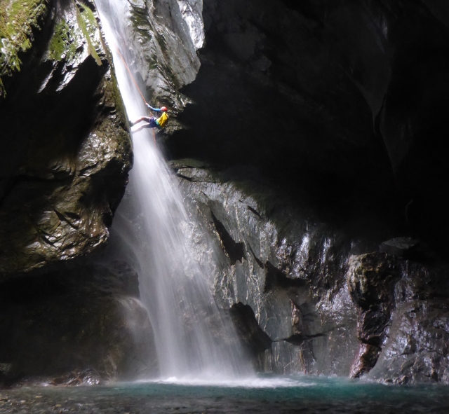 Descente en rappel au dessus de la cascade 