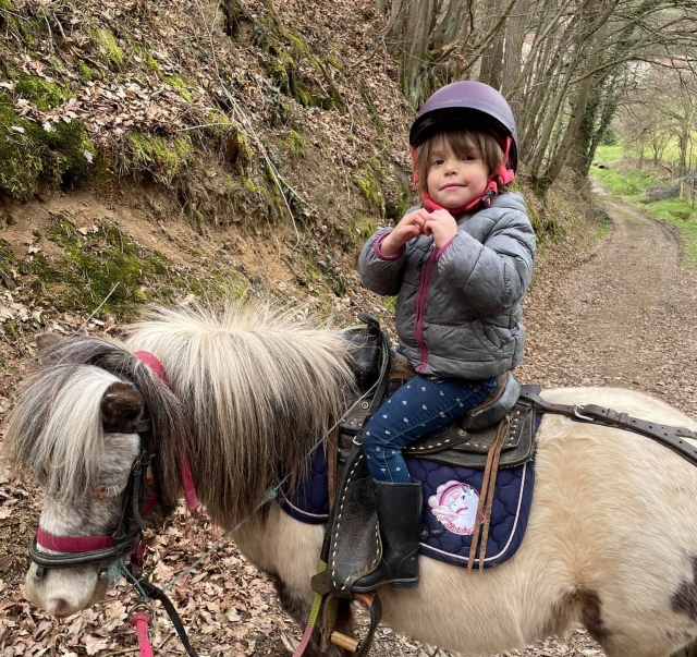 Die Kleinen freuen sich über unsere Ponys 