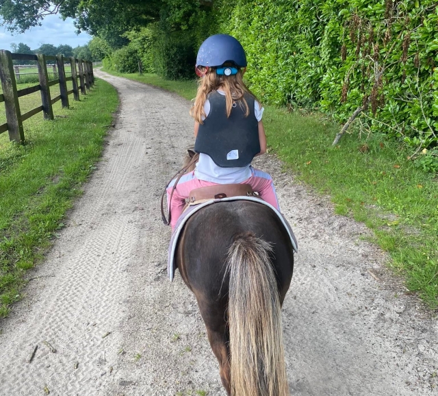  Passeggiata sui pony sui sentieri 