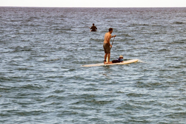 Entdeckung des Stand-Up-Paddles zwischen Vater und Tochter
