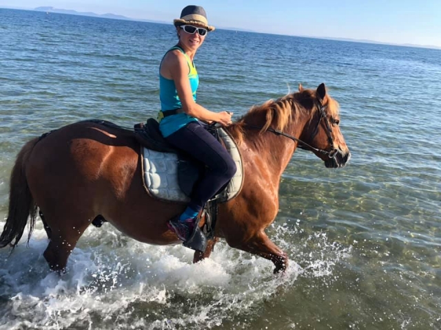 Passeggiata a cavallo lungo la spiaggia 