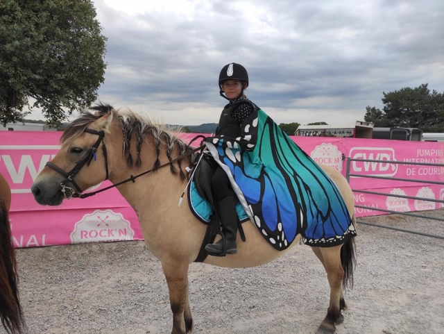  Costume of a little rider 