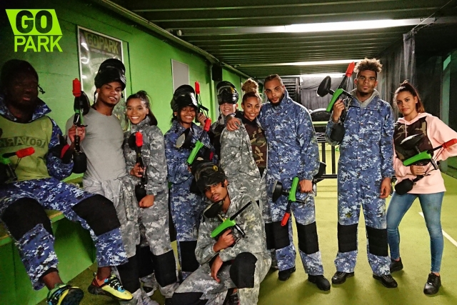 一群朋友准备进行彩弹游戏 