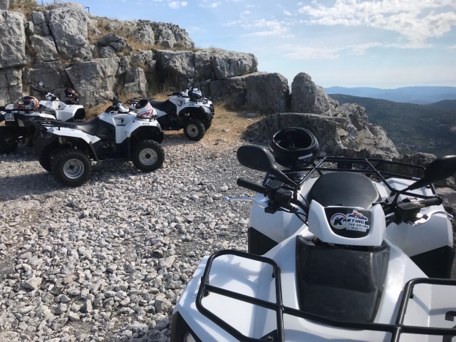 Petite pause au bord de la falaise