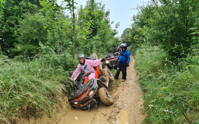  The future groom is stuck! 