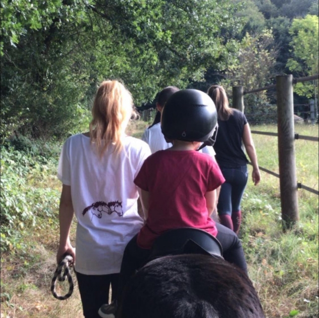 Les enfants adorent les balades à poney