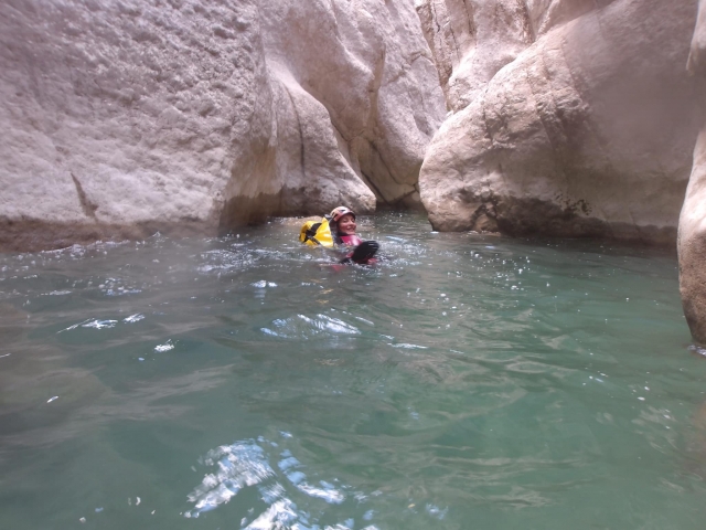  Avventuriera che si rinfresca nelle piscine delle Gorges du Verdon 