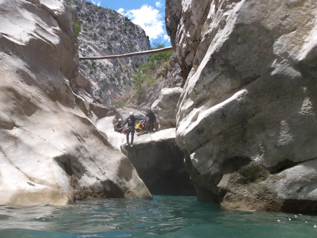  Tuffarsi in acqua durante la discesa in canyoning 