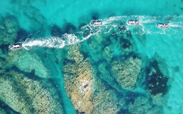  在科西嘉碧绿的海水上体验水上摩托艇 