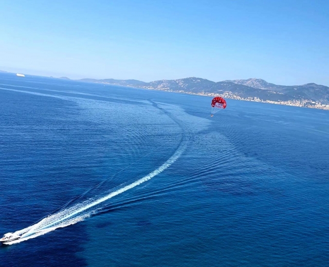 Parachute tracté par le bateau