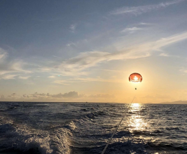 Parasailing au coucher de soleil 