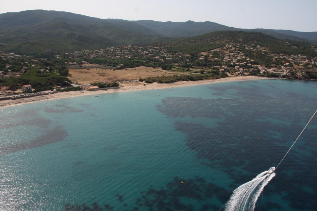Vue sur la magnifique Corse du Sud depuis le parachute ascentionnel