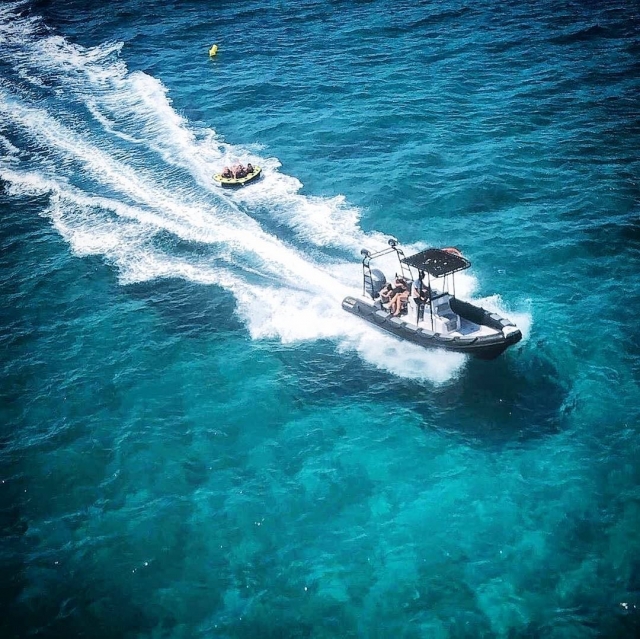 Bouée tractée sur les eaux turquoise de la Corse-du-Sud