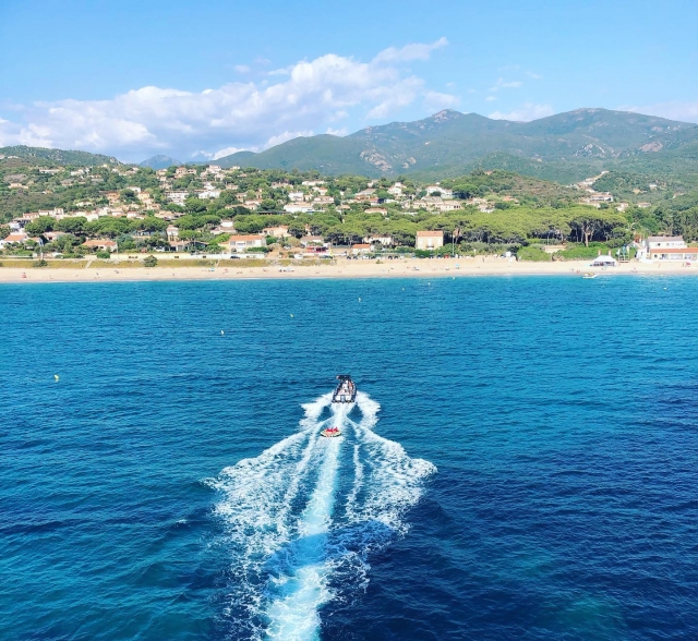 Session de glisse sur les eaux du golfe d'Ajaccio sur une bouée tractée
