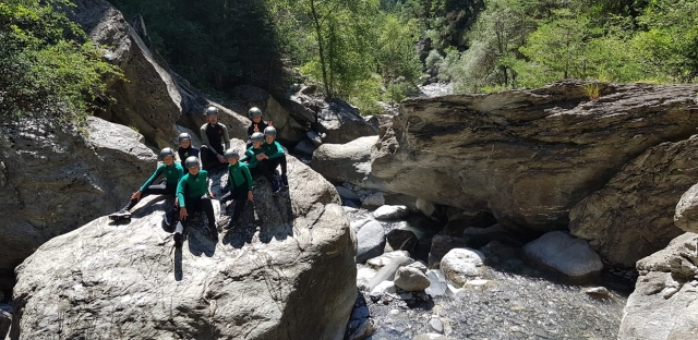  与朋友在上阿尔卑斯省进行水上徒步旅行 