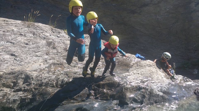  幼儿水上徒步的放松时刻 