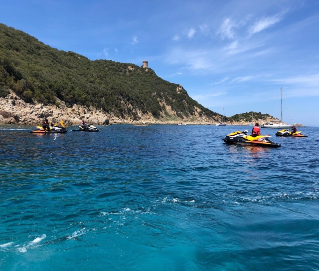  在美丽岛南部的摩托艇之旅中 