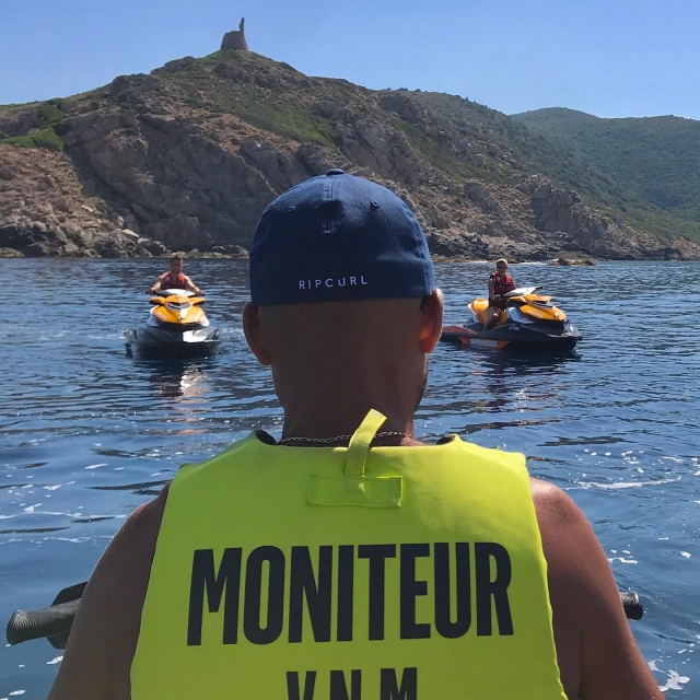 Le moniteur vous encadre durant vos sorties en jet ski