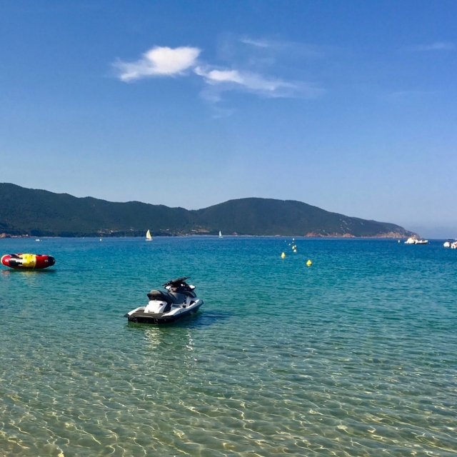 Bouée tractée dans un cadre paradisiaque