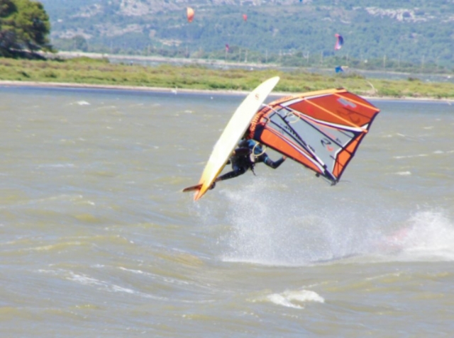Figure impressionnante en Windfoil