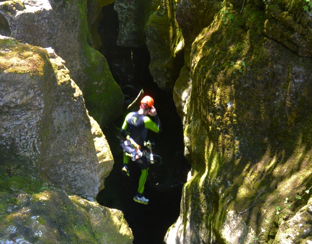 Saut lors de la descente du Canyon du Groin