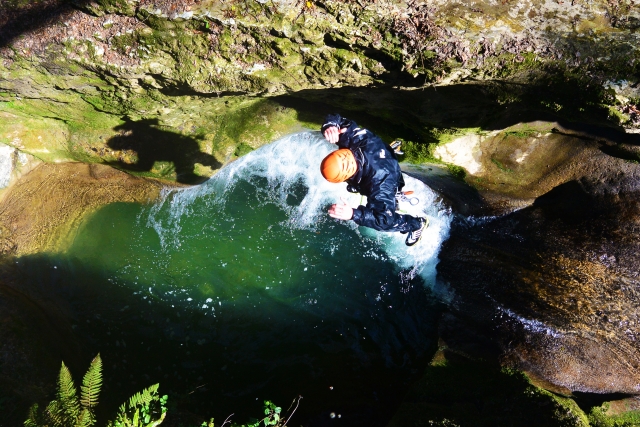 Saut dans le canyon du Grenant