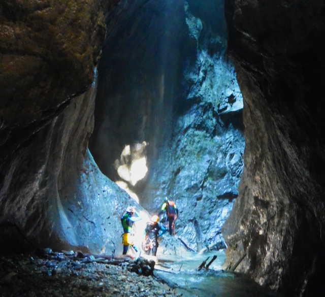 Arrivée à une grotte lors de la descente du canyon de l'Infernet