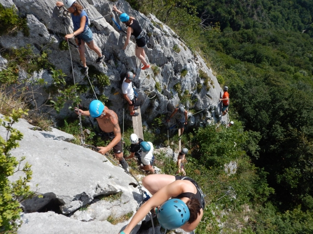 Grimper les falaises grâce à la Via Ferrata se trouvant à la Chartreuse